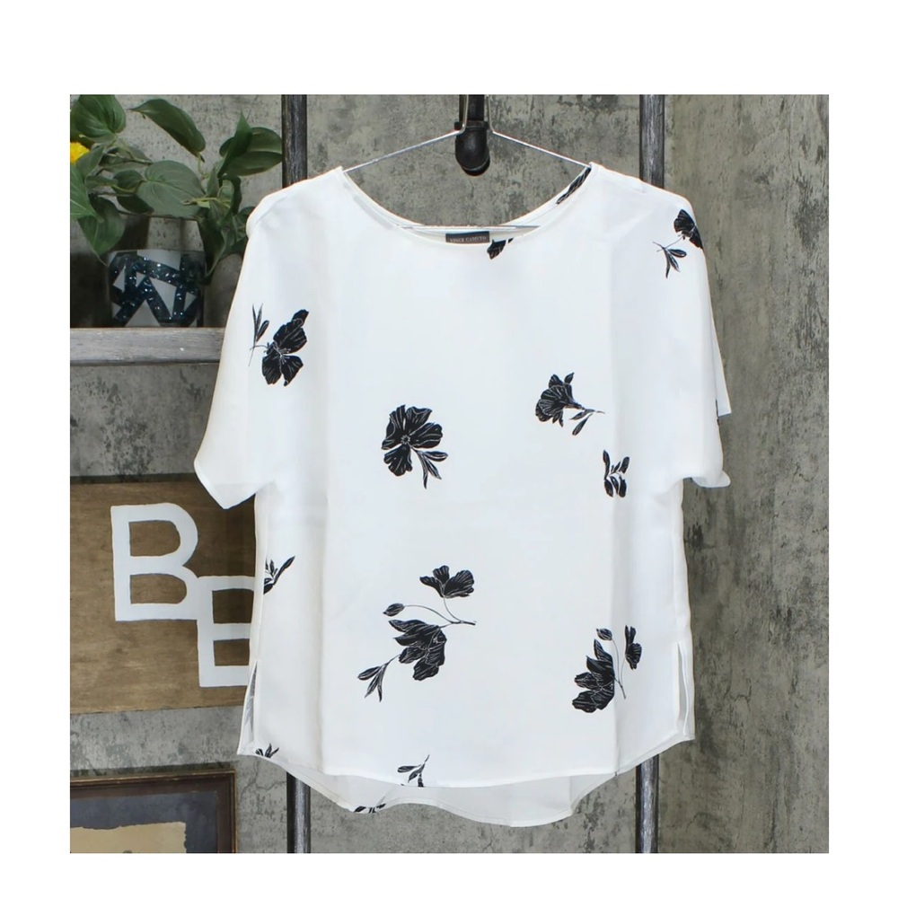 Vince Camuto Tossed Flowers blouse with back pleats. Size XS